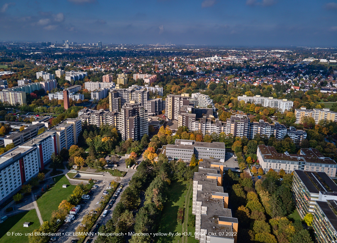 13.10.2022 - Das Marx-Zentrum und Wohnanlage Karl-Marx-Ring 52-62 in Neuperlach